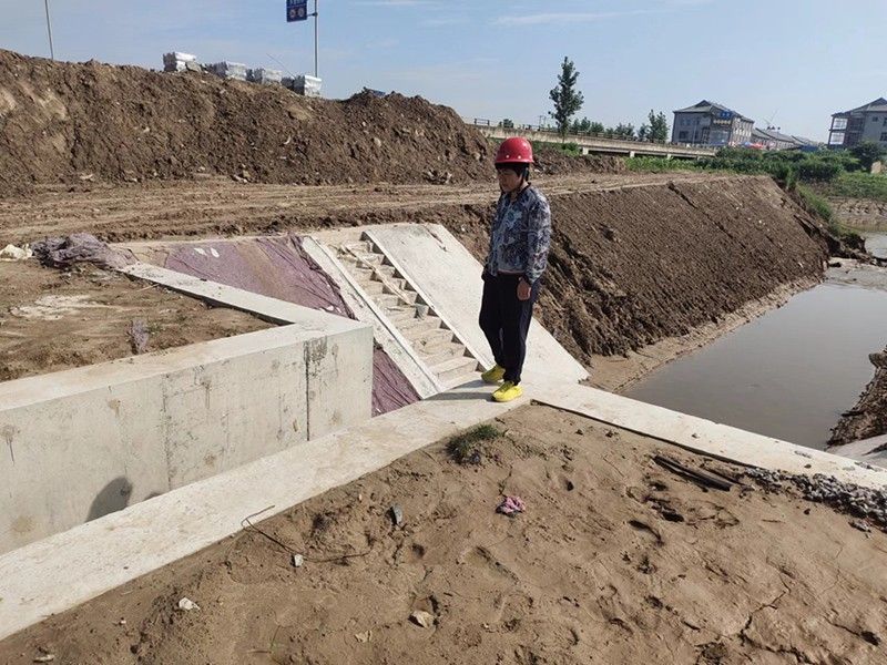 公司董事長親臨施工現場查看施工質量