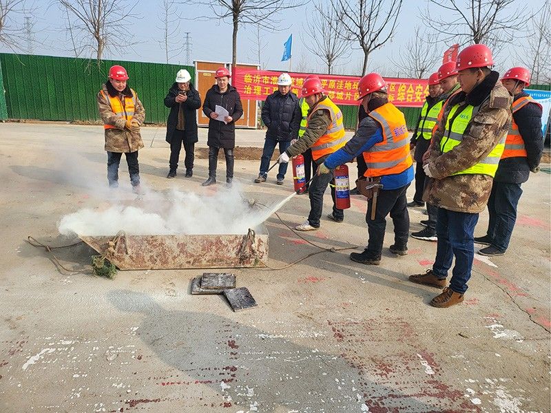 項目部進(jìn)行火災(zāi)事故應(yīng)急演練